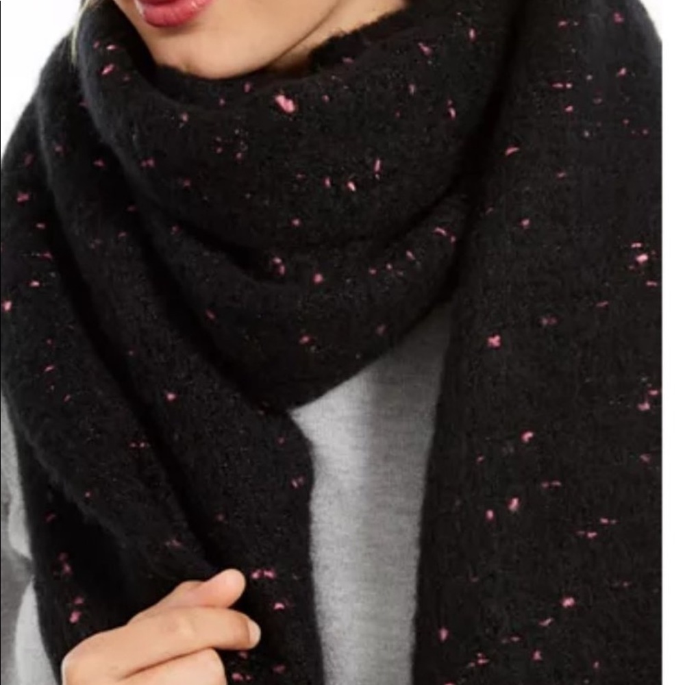🌸✨Oversized DKNY ✨NWT Black Scarf ✨ Pink Speckles ✨🌸